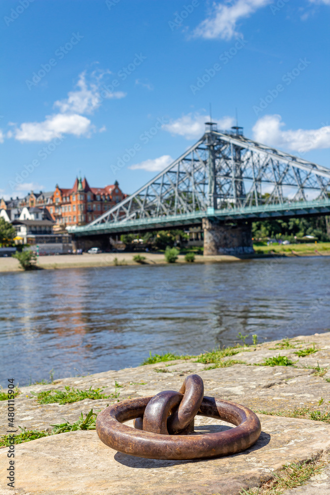 Ein Wahrzeichen in Dresden. Die Brücke das Blaue Wunder.