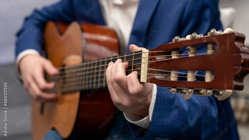 Obraz premium playing guitar