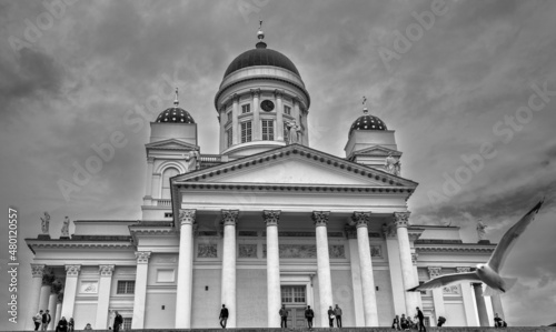 Obraz na plátně HELSINKI, FINLAND - JULY 3RD, 2017: Tourists visit Helsinki White Cathedral on a cloudy day
