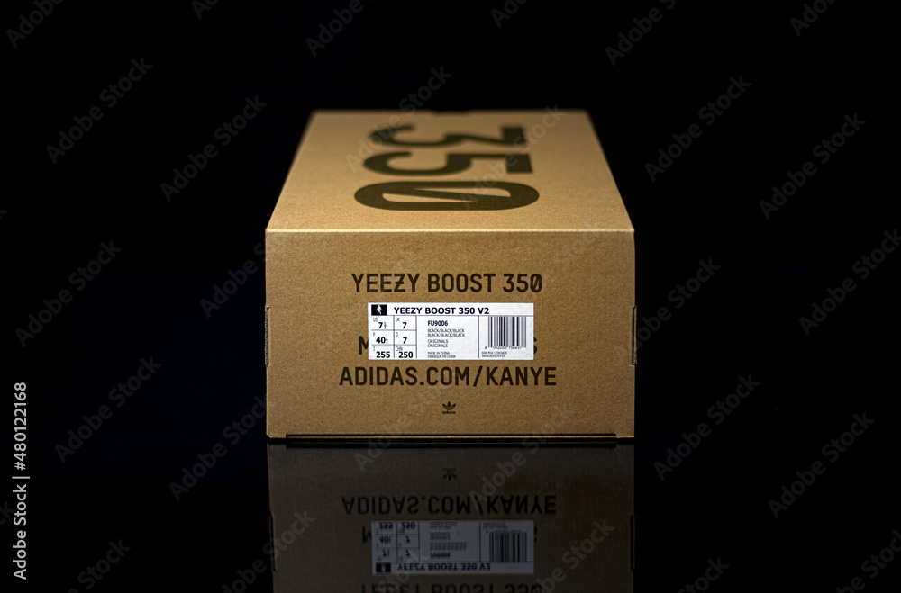 Adidas Yeezy Boost 350 V2 box - studio portrait foto de Stock | Adobe Stock