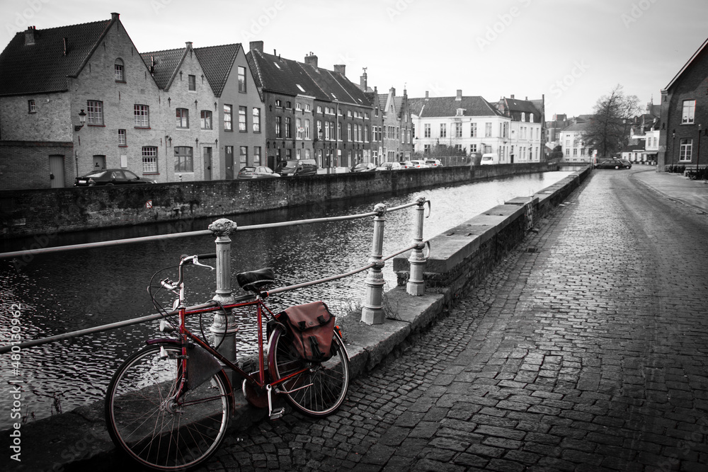 Einsames Fahrrad am Kanalufer