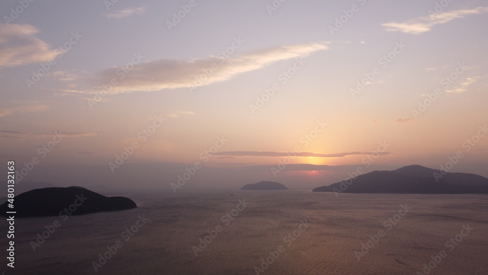 SDGs地球環境！瀬戸内海の日の出 朝日 ヒカリ風景　太陽の輝と雲の流れ