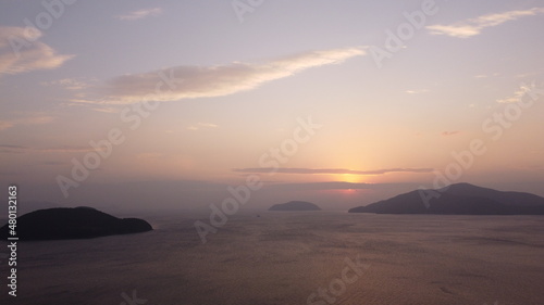 SDGs地球環境！瀬戸内海の日の出 朝日 ヒカリ風景　太陽の輝と雲の流れ © YuAiru