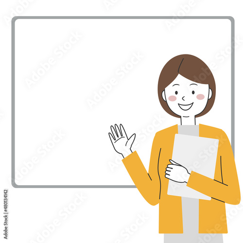 書類を持ち笑顔で説明をする女性