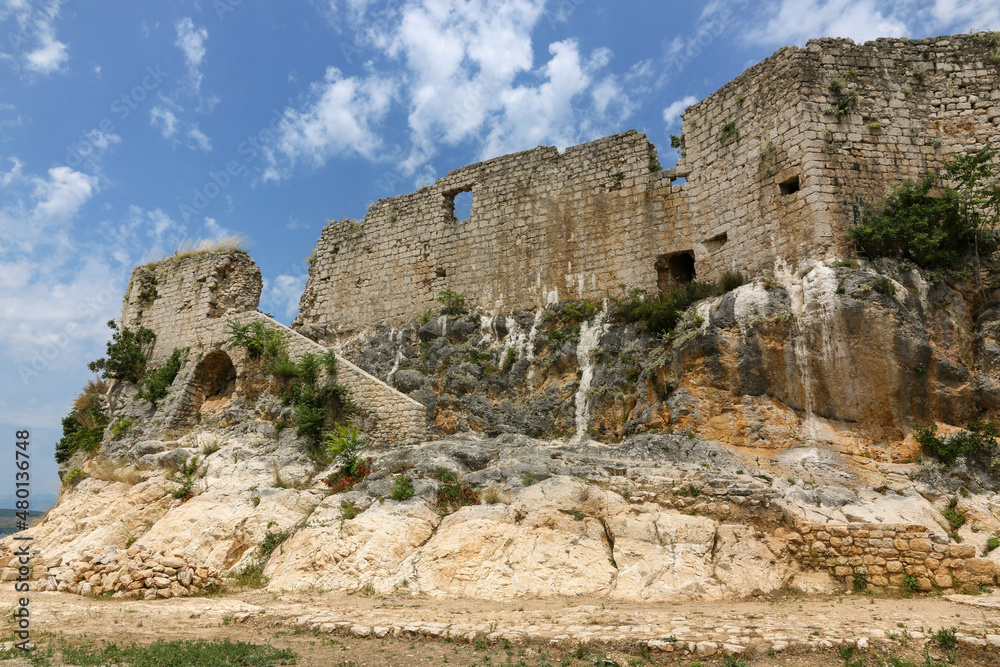 Detail von Verteidigungsanlagen der Festung von Novigrad als Ruine über der Stadt