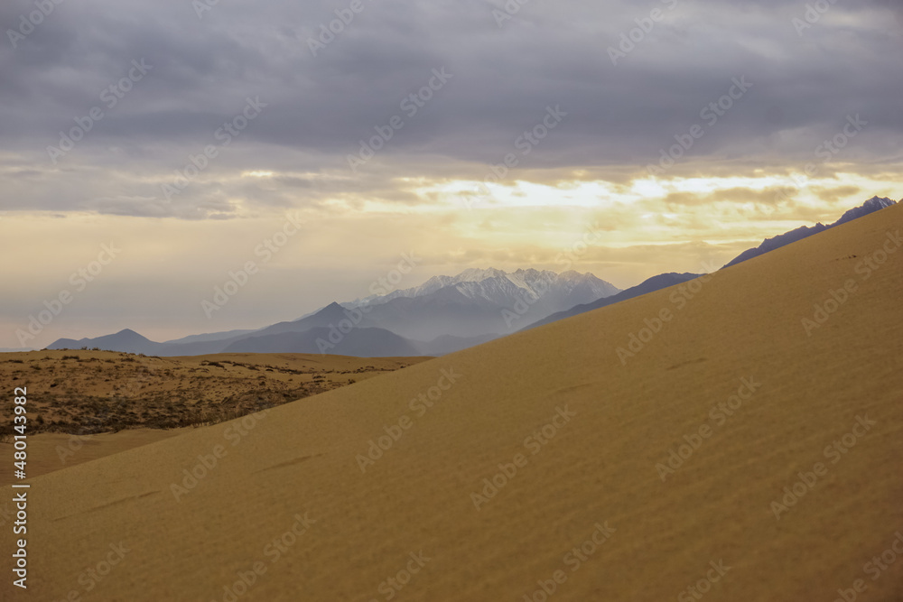Fototapeta premium Beautiful sunset in the Chara desert