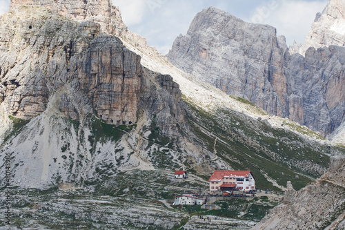 Blick zur Drei Zinnen Hütte in den Dolomiten photo