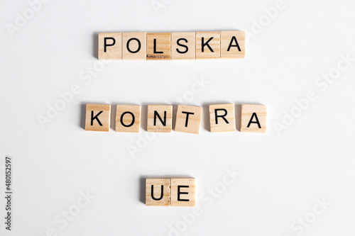 Polska przeciw Uni Europejskiej, napis na jednolitym tle