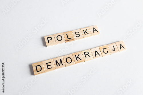 Demokracja w Polsce, słowa z drewnianych literek na jednolitym tle