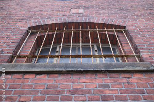 Metallgitter vor einem Fenster