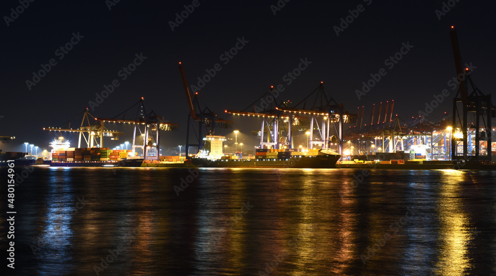 Containerterminal Burchardkai in Hamburg bei Nacht 