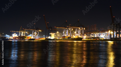 Containerterminal Burchardkai in Hamburg bei Nacht 