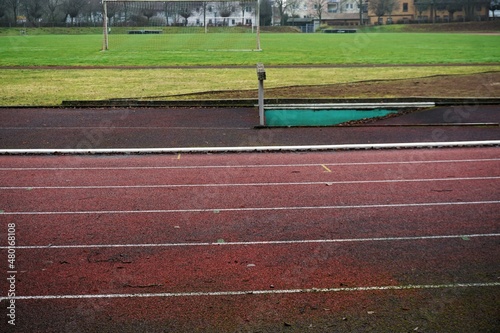 Stadion mit Fußballfeld und weißen Linien für Laufsport im Winter photo