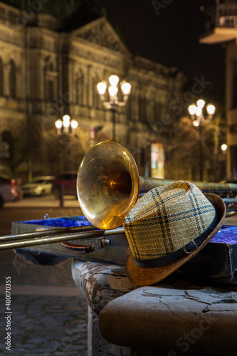 The loneliness of a musician in a big, night city