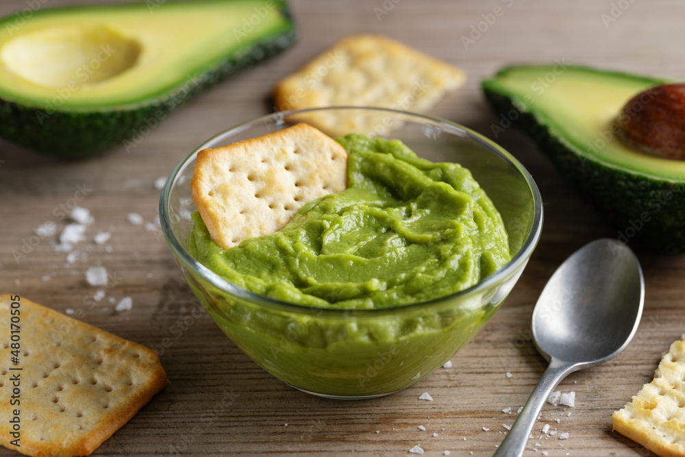 Mashed avocado with crackers Mashed avocado with crackers