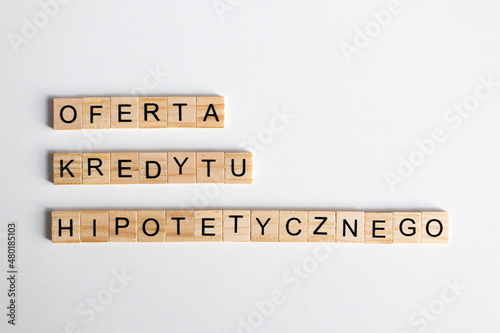 Kredyt hipotetyczny, oferta - napis na jednolitym tle wykonany z drewnianych literek photo