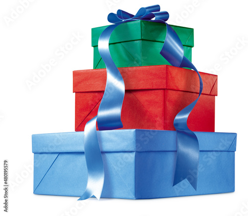 Caixas de presentes empilhadas com laço de cetim azul em fundo branco photo