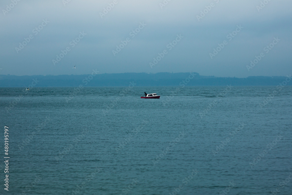 Naklejka premium boat on the lake