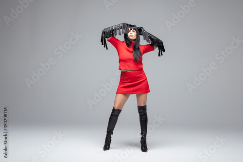Femme en rouge et gants