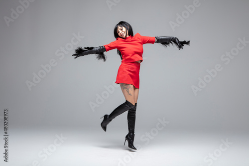 Femme en rouge et gants © Marguerite De Valois