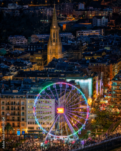 Ciudad de San Sebastián por la noche con la noria