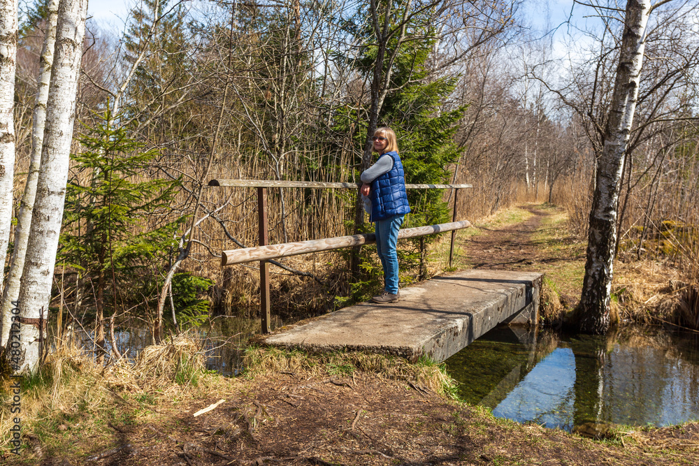 Person auf Brücke über die Ach im Wurzacher Ried Person auf Brücke über die Ach im Wurzacher Ried