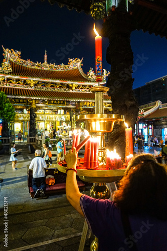 Photo Mengjia Longshan Temple is Chinese folk religious temple, served as a place of w