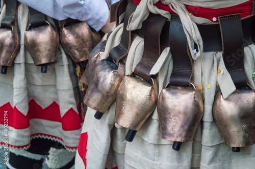 Cloches sur un costume de carnaval basque photo