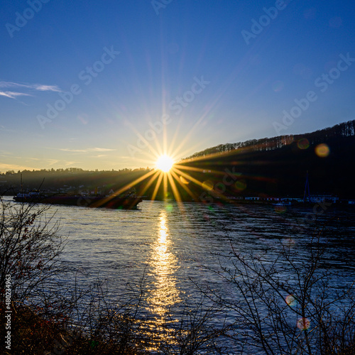 Winterlicher Sonnenuntergang am Rhein bei Bad Honnef