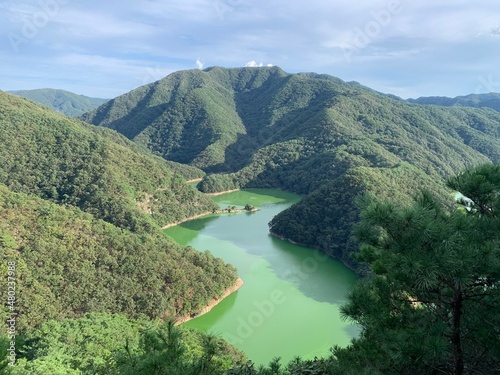 충북 보은 독수리봉에서 내려다본 대청호 풍경, 악어형상, 호수 / Daecheong Lake scenery, crocodile shape, lake overlooking from Boeun Eaglebong Peak in Chungbuk.