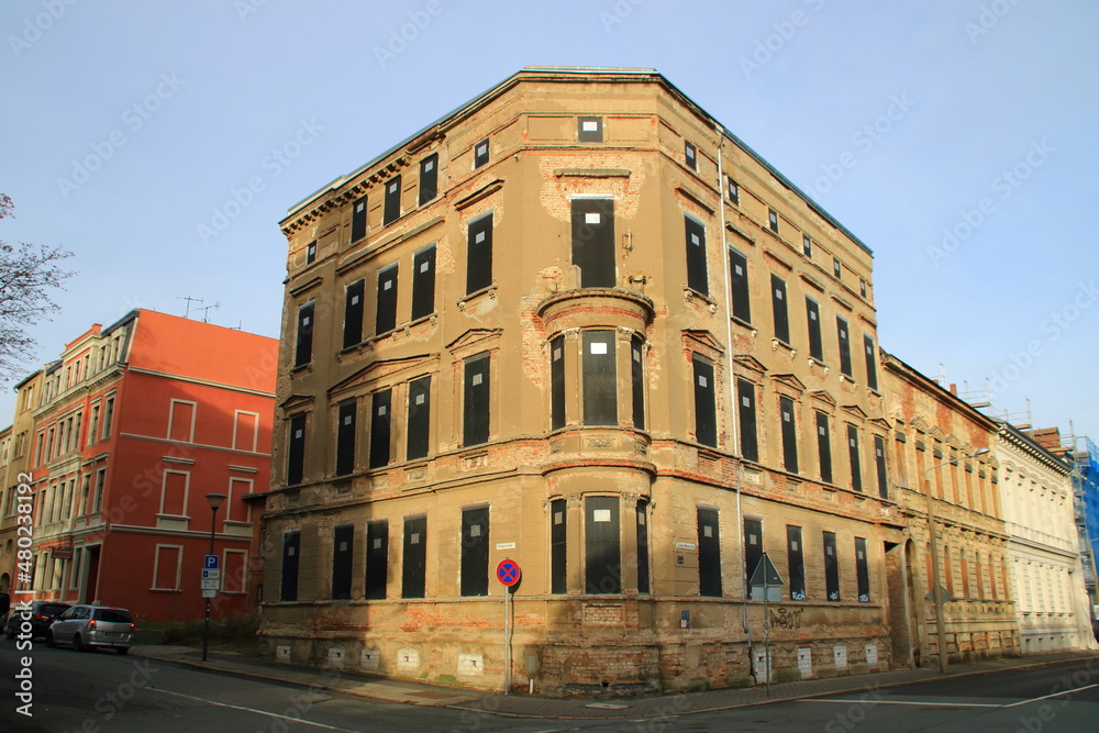 Altes Gebäude in der Stadt Görlitz, das renovierungsbedürftig ist