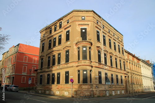 Altes Gebäude in der Stadt Görlitz, das renovierungsbedürftig ist