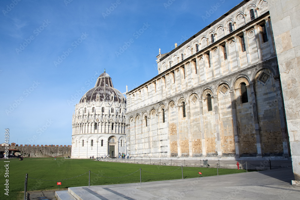 Pisa, Cattedrale in piazza del Duomo e battistero. Italia