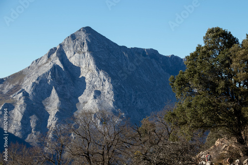 Cima de monte Anboto tomada desde las faldas del Udalatx en un día soleado durante el invierno del 2022