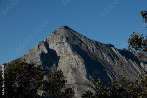 Monte Amboto foto tomada desde las faldas del Udalatx en el Pais vasco durante un día soleado de invierno 