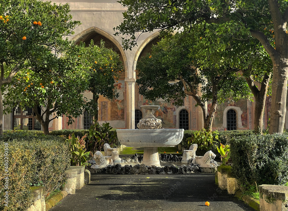 Brunnen und Orangenbäume im Kreuzgang des Klosters Santa Chiara, Neapel, Italien