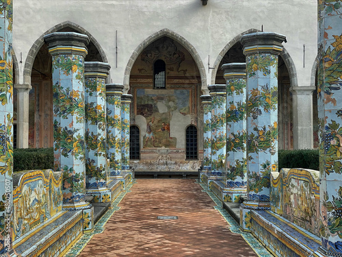 Majolika-Säulen im Kreuzgang des Klosters Santa Chiara, Neapel, Italien © Michael Thaler