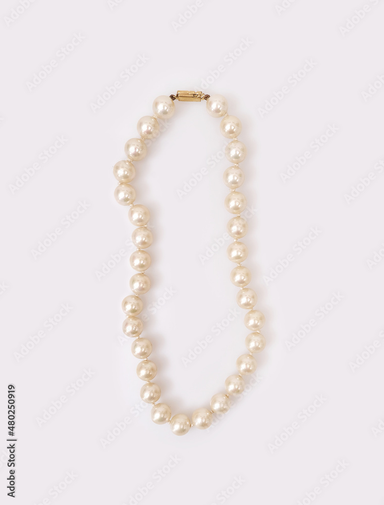 Obraz premium Pearl precious necklace isolated on white background
