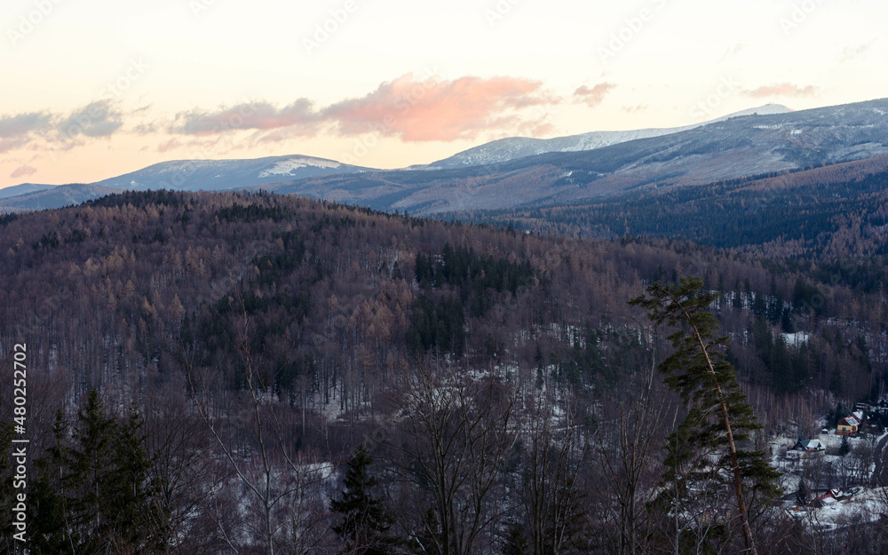 Karkonosze środkowe z zimowej oprawie. Karkonosze środkowe z zimowej oprawie.