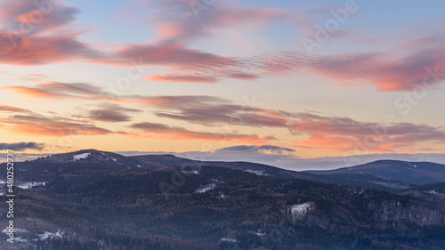 Piękny wschód słońca na pogórzu Karkonoskim © Radek
