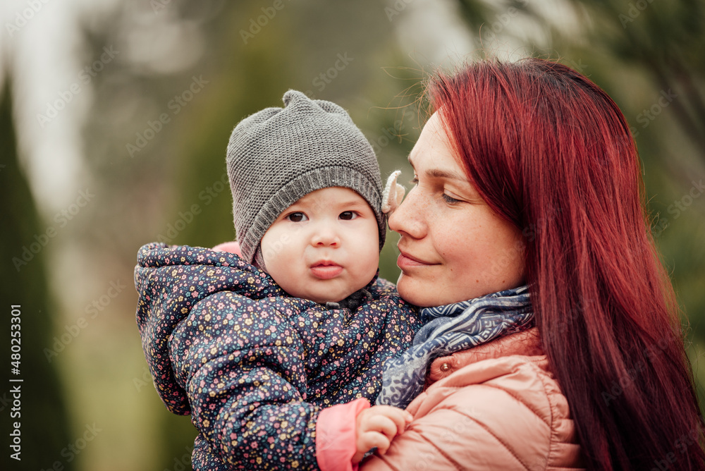 Obraz premium Mother and daughter having fun in the park