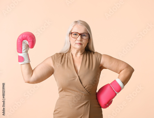 Mature woman in boxing glov...