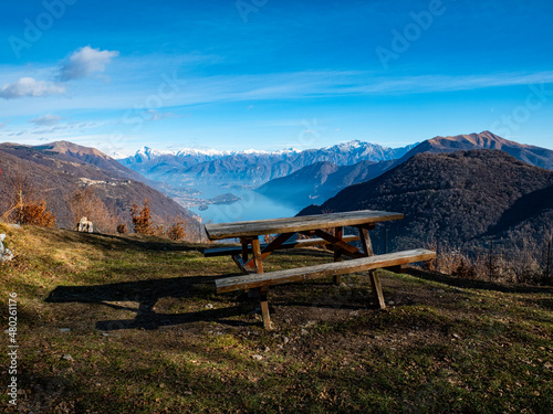 Foto Picnic table in the alps of Lake Como