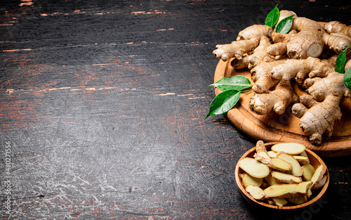 Pieces of fresh ginger on a wooden plate Fototapet