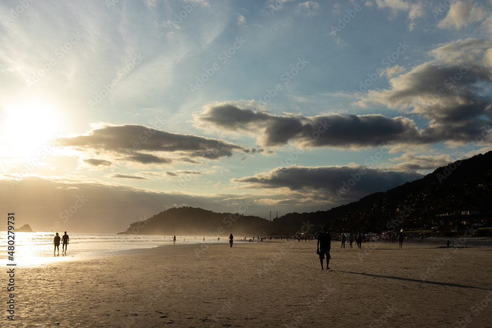 pôr-do-sol na praia no verão nas férias pôr-do-sol na praia no verão nas férias