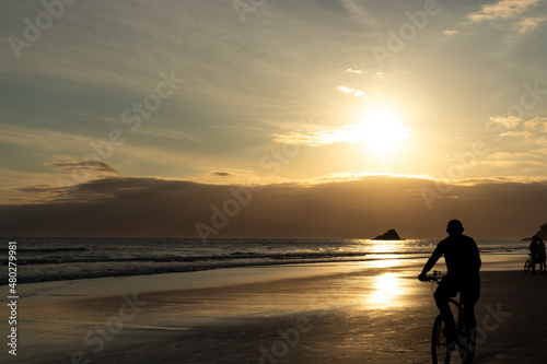 pôr-do-sol na praia no verão nas férias © EDBS