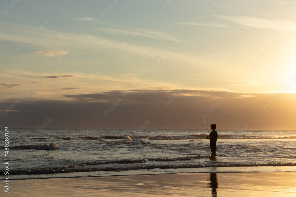 pessoa admirando o mar e o pôr-do-sol na praia no verão nas férias