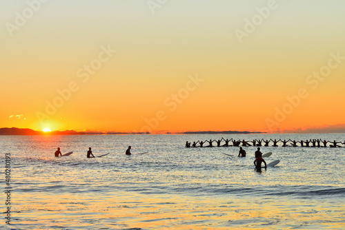 茅ヶ崎海岸で初日の出を祝うサーファーたち © masyok