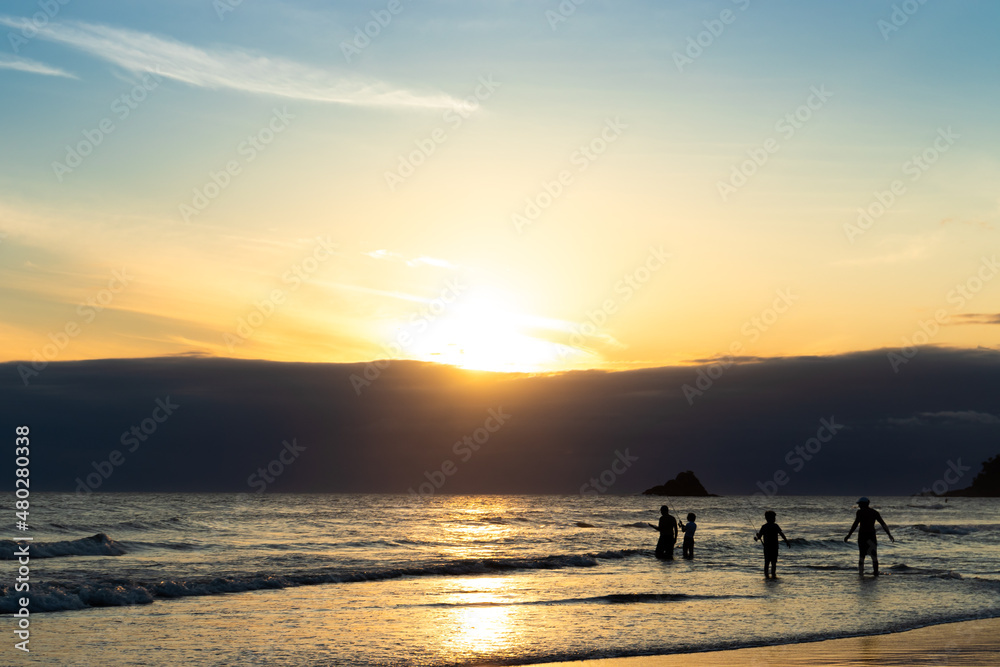 pôr-do-sol na praia no verão nas férias