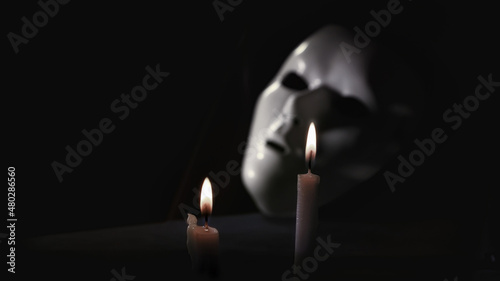 Foto Burning candle fire and mystique mask